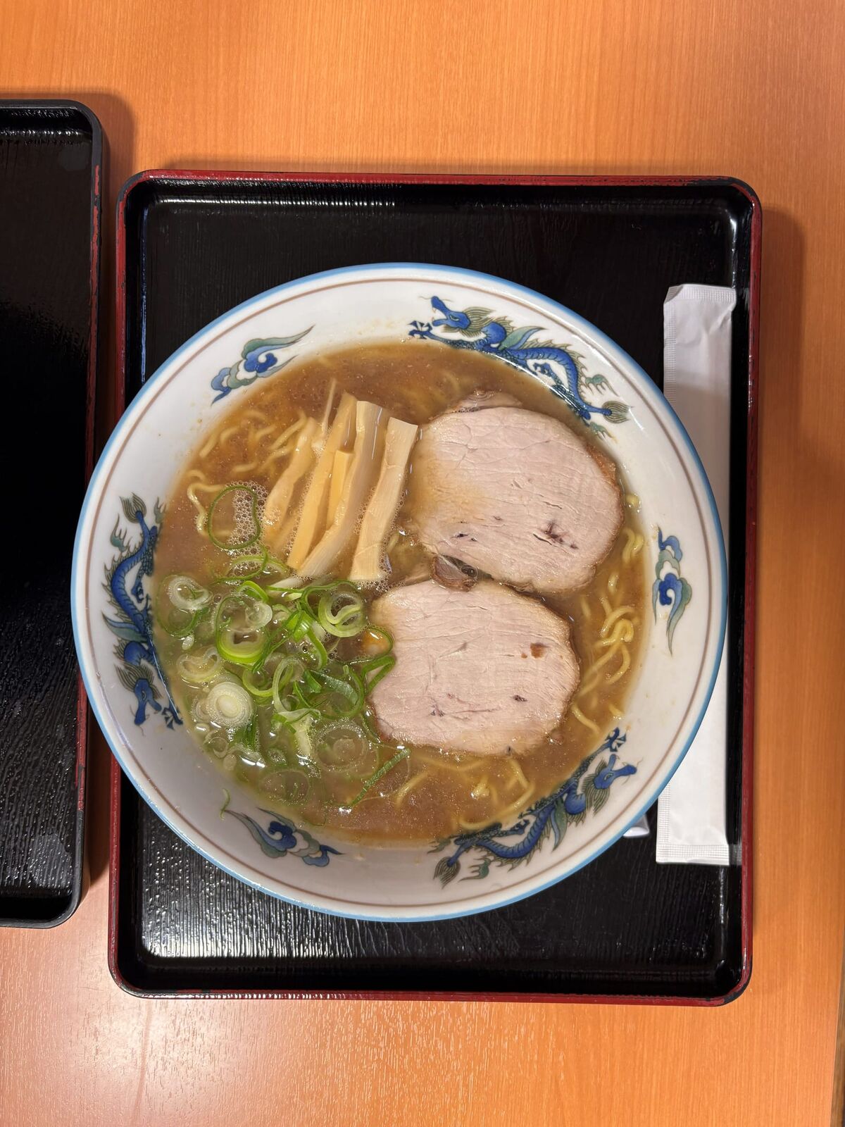 らーめんや天金 四条店の正油ラーメン。ガラの旨みが効いた濃厚スープ