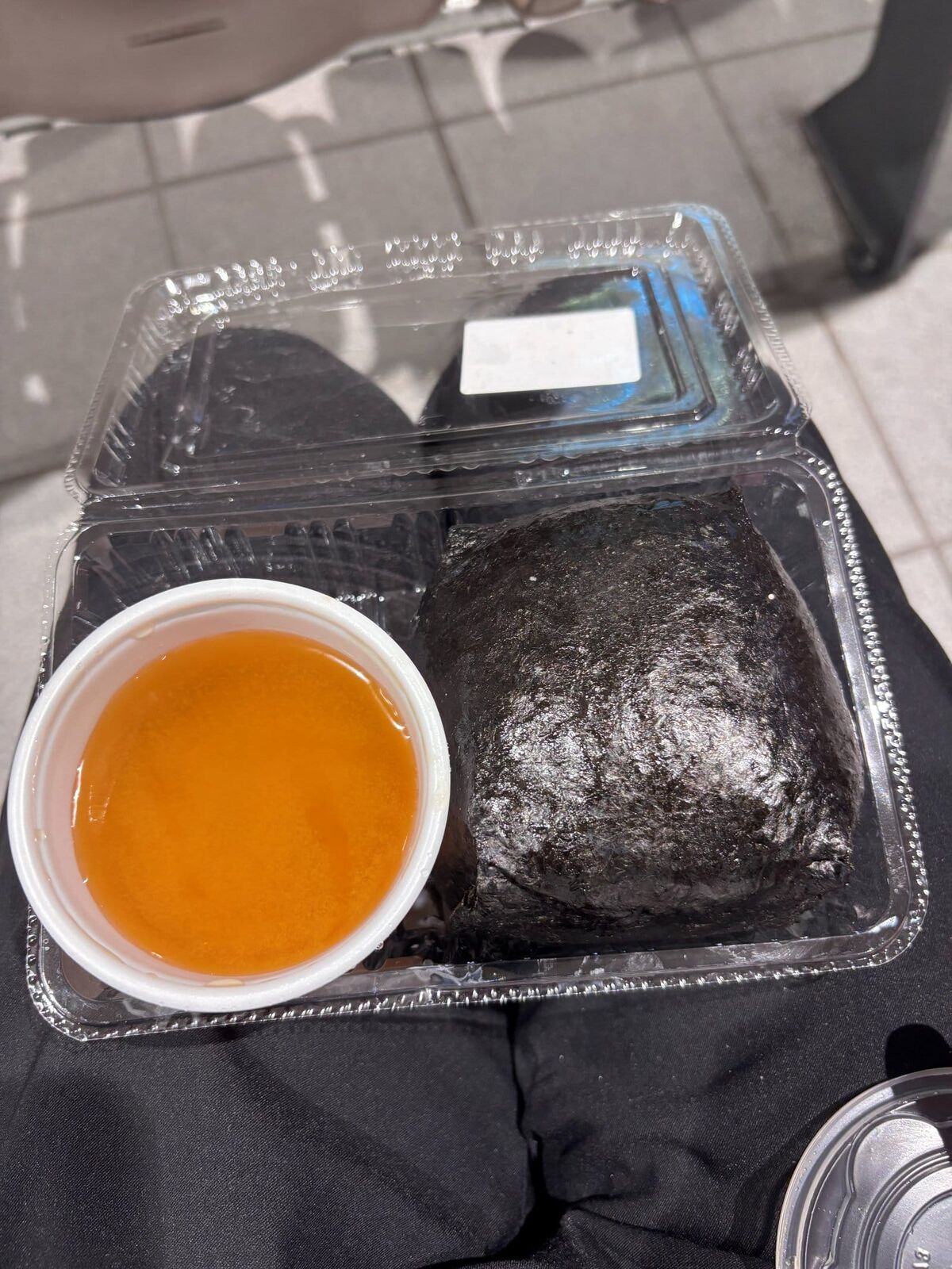 ぽんしゅ館の爆弾おにぎりと味噌汁のセット。具がぎっしり