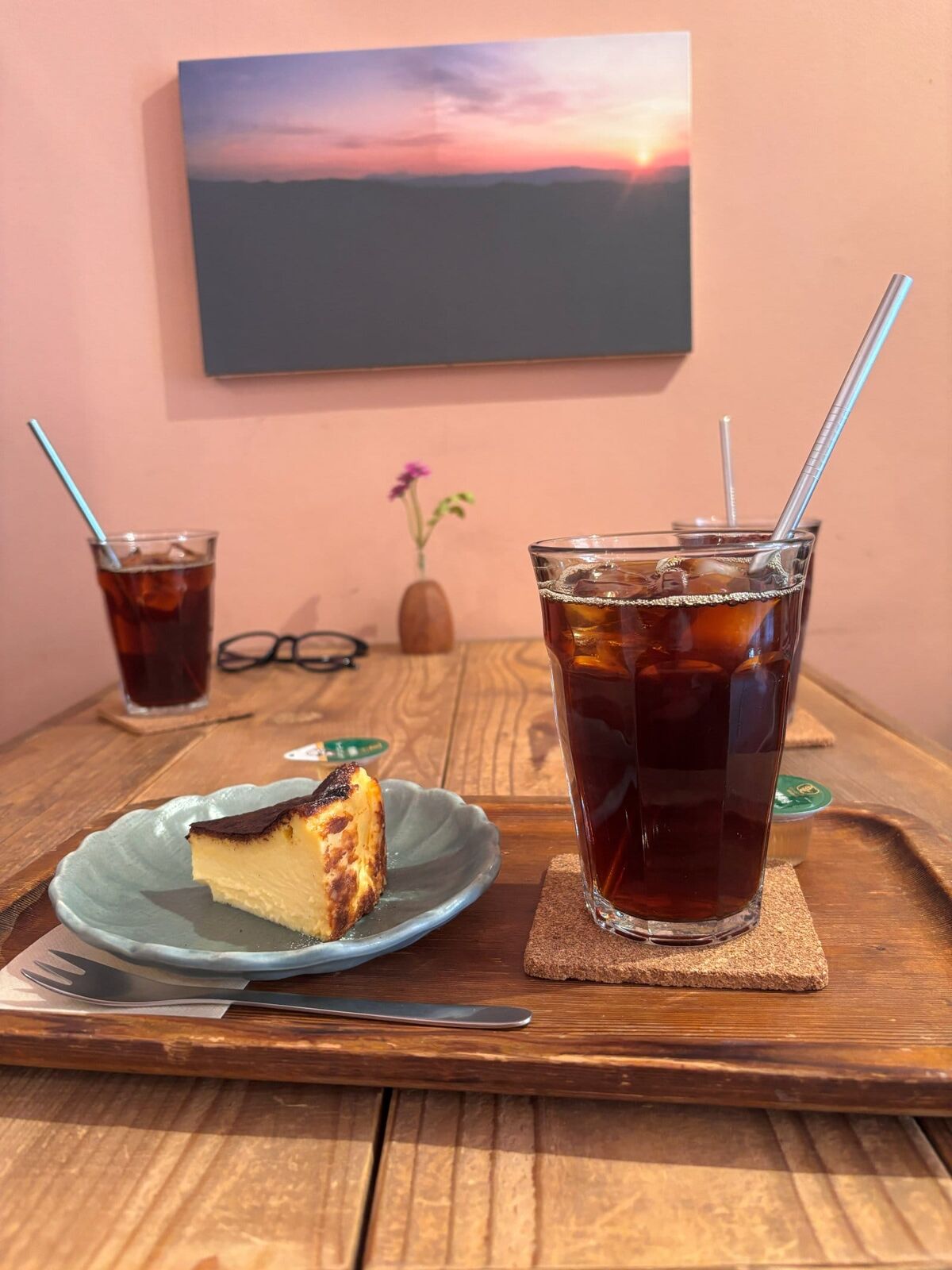 CHALO COFFEEのバスクチーズケーキとアイスコーヒー