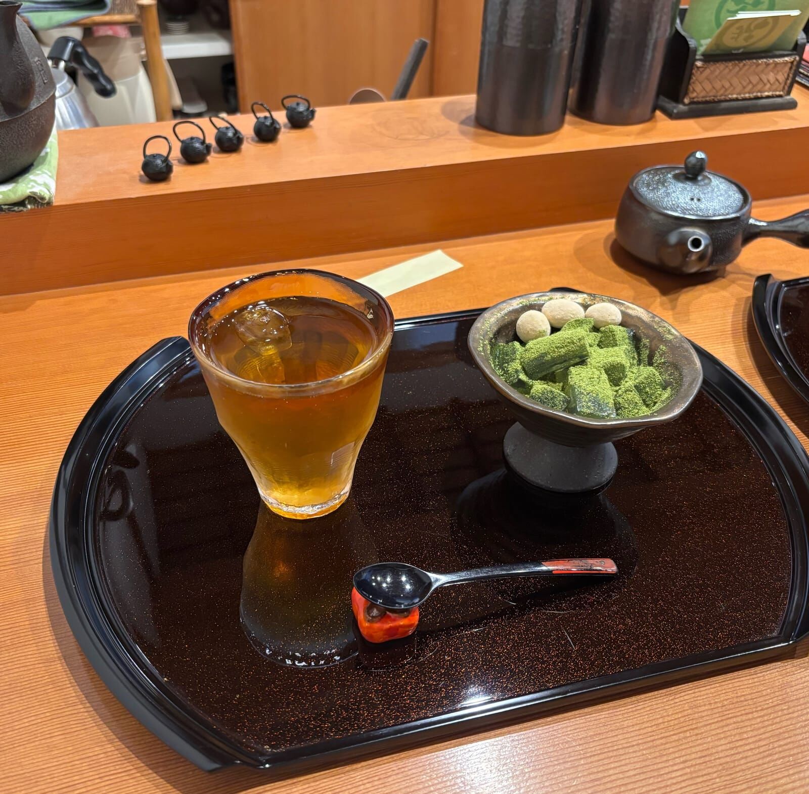 天野茶店の加賀棒茶と抹茶の水わらび餅。漆のトレーに載って出てくる