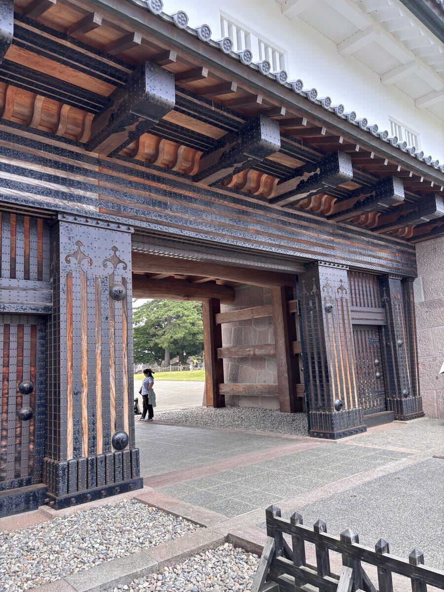 兼六園の隣、金沢城公園の石垣と城門