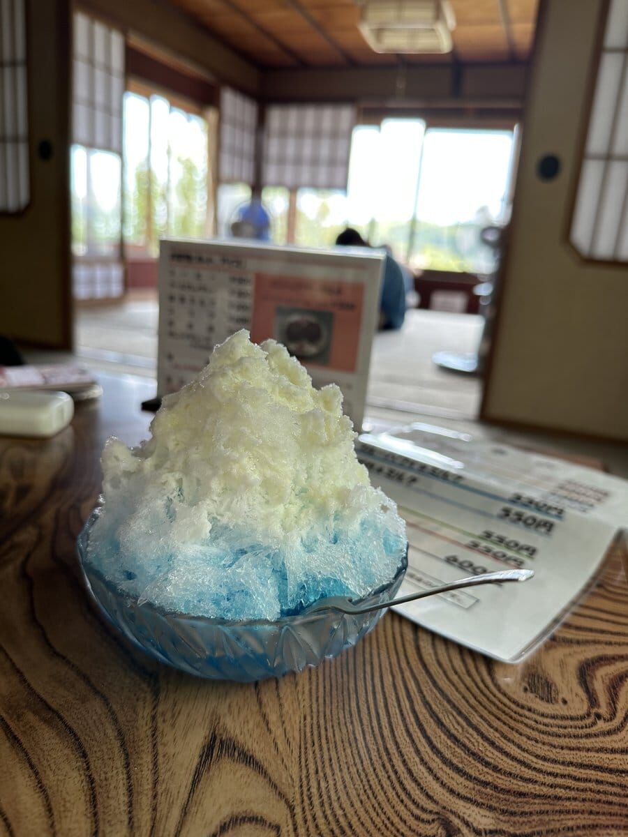 兼六園の明治紀念之標近くにあるお茶屋さんの座敷でいただいたかき氷。550円