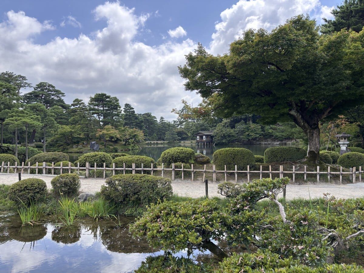 兼六園の霞ヶ池と、水上に建つ内橋亭