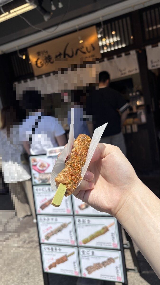 寺子屋本舗の七味唐辛子味の串ぬれおかき。たっぷりまぶされた七味の見た目はかなり攻撃的