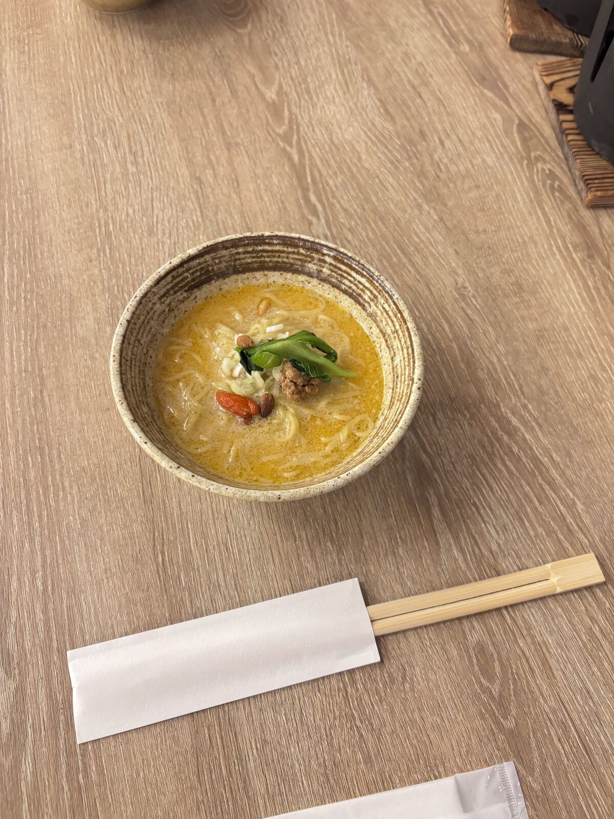 亀の井ホテル草津リゾートの夜食「地獄めぐり担々麺」。この日は白ごま担々麺