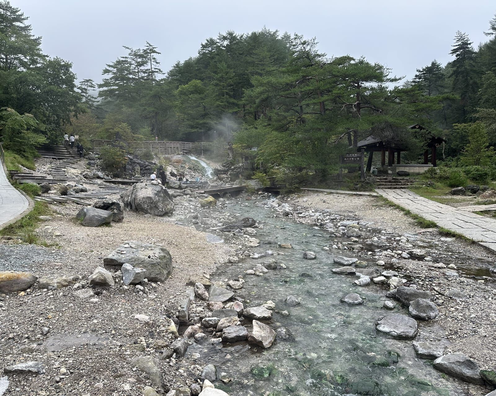 西の河原公園。温泉が川のように流れ、あちこちから湯気が立ちのぼる