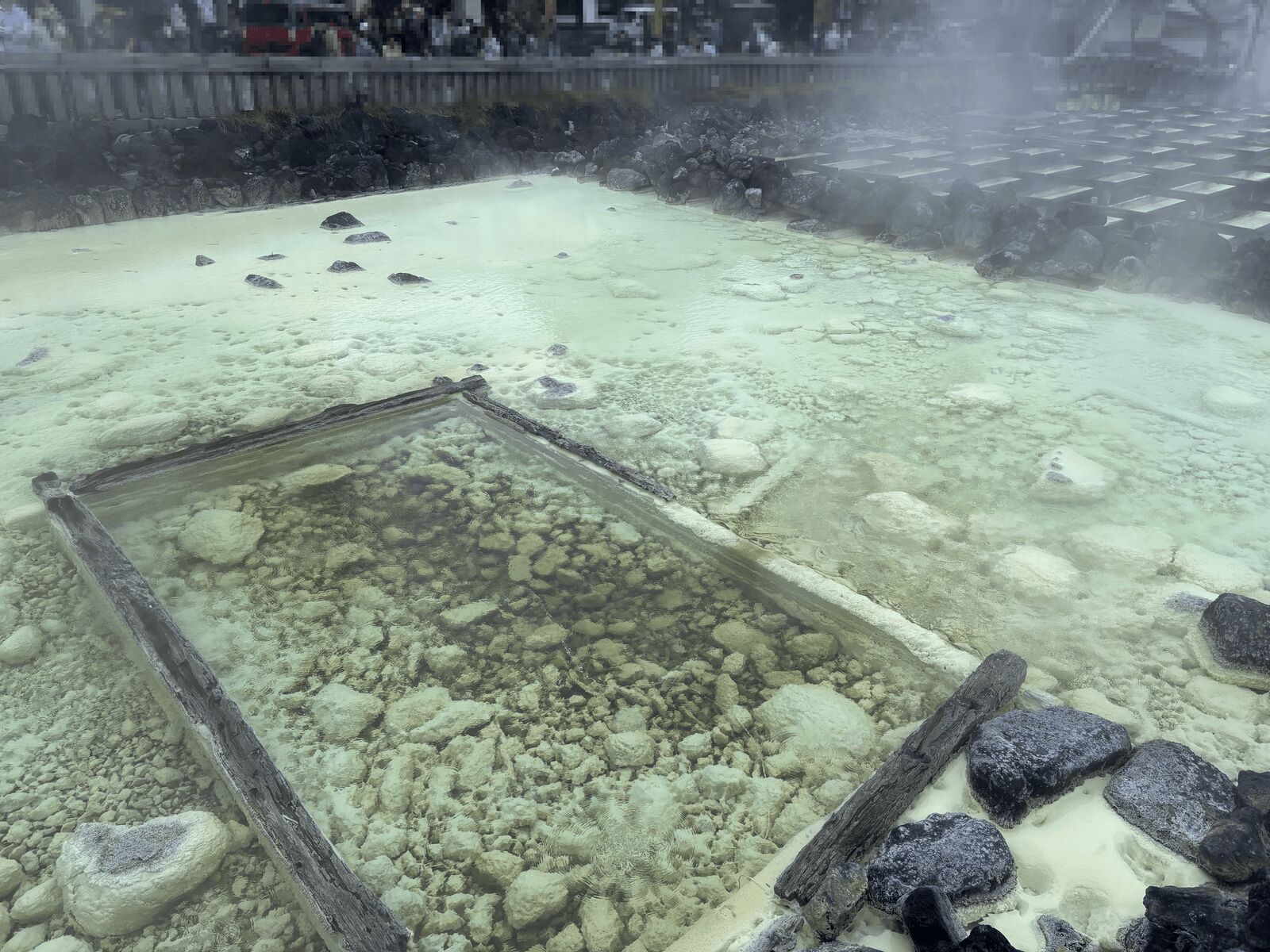 草津温泉の湯畑。エメラルドグリーンの源泉が一面に広がる