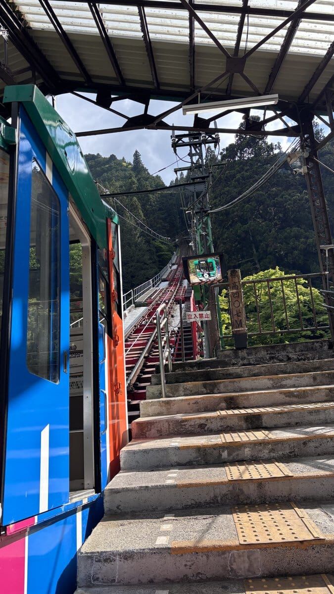 御岳山ケーブルカーの急こう配の線路
