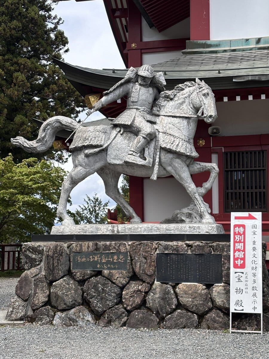 宝物殿の前に立つ武者の騎馬像