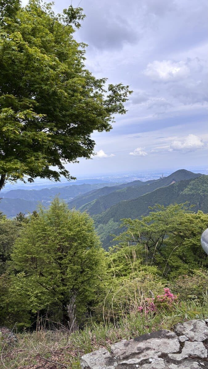 御岳山駅の展望広場から見た奥多摩の山並みと関東平野