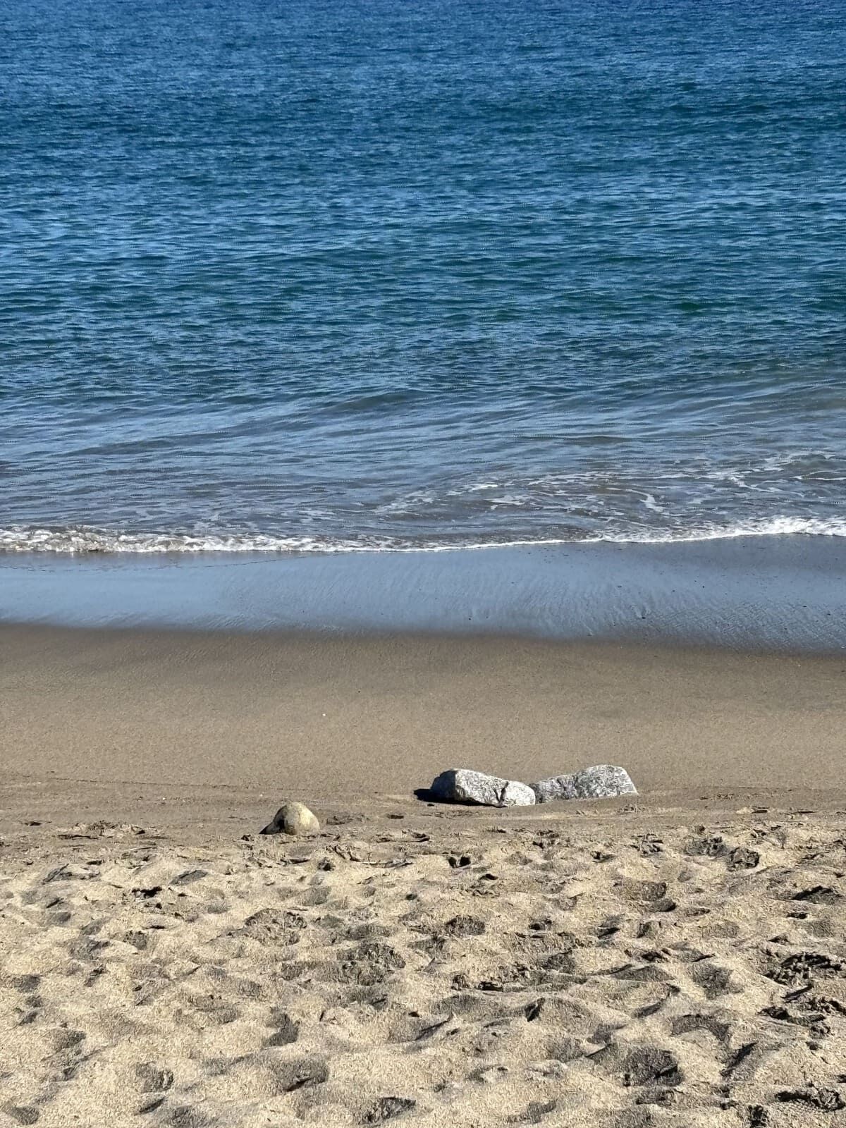 オフシーズンの阿字ヶ浦海水浴場の砂浜