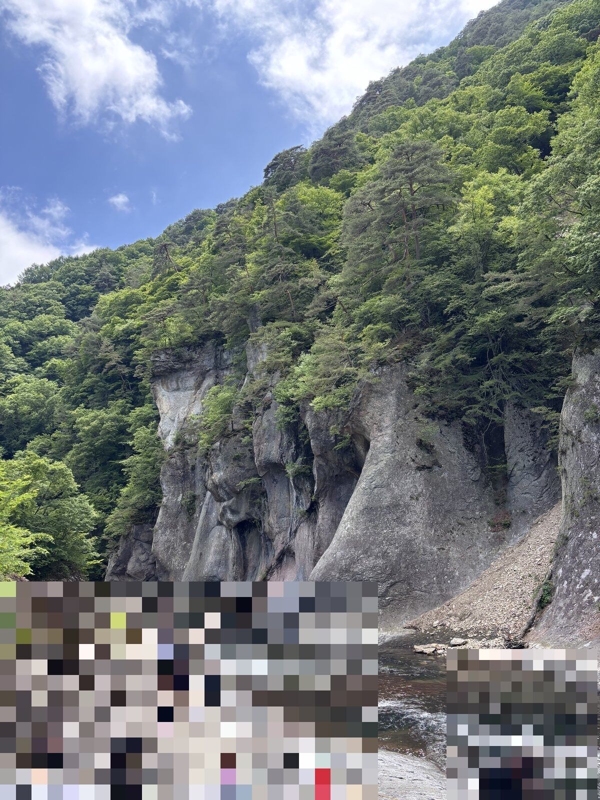 遊歩道沿いにそびえる迫力の岩壁