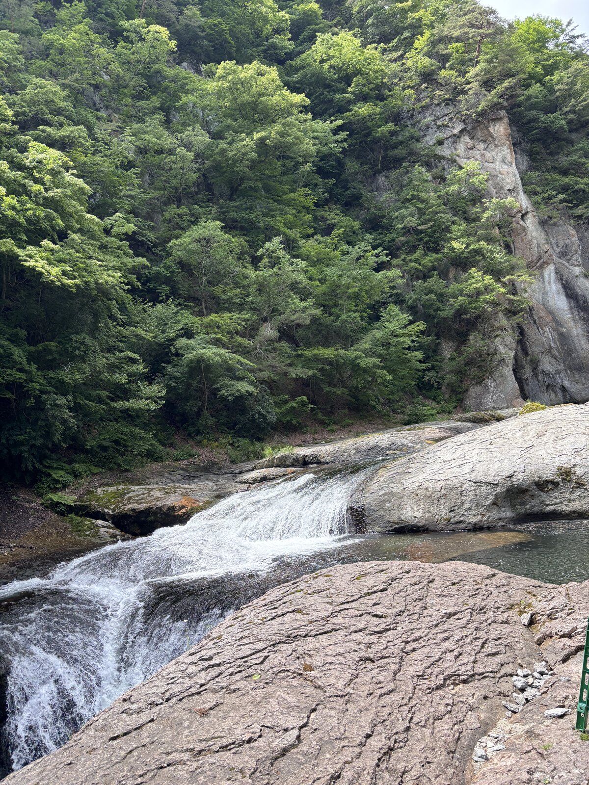 岩の段差を流れ落ちる鱒飛の滝