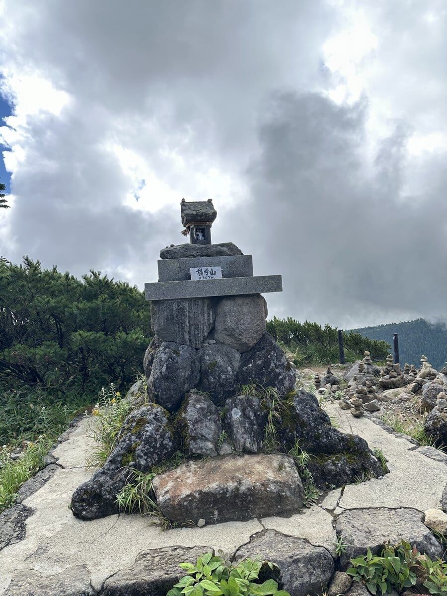 横手山山頂の石碑と石積み