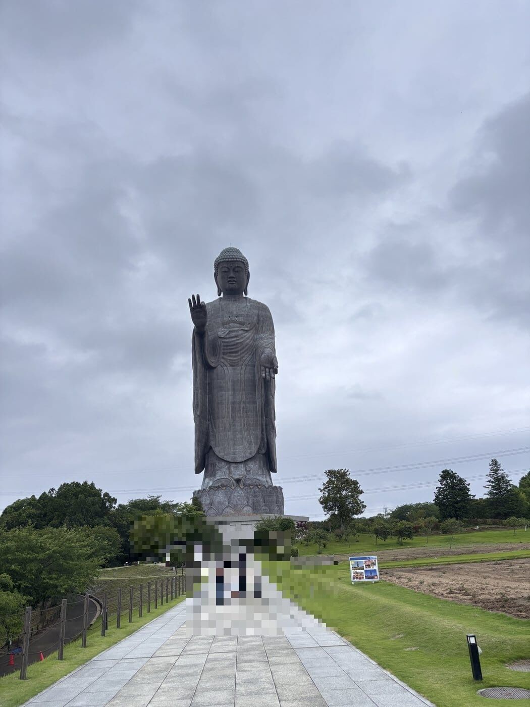 参道の正面から見上げた牛久大仏