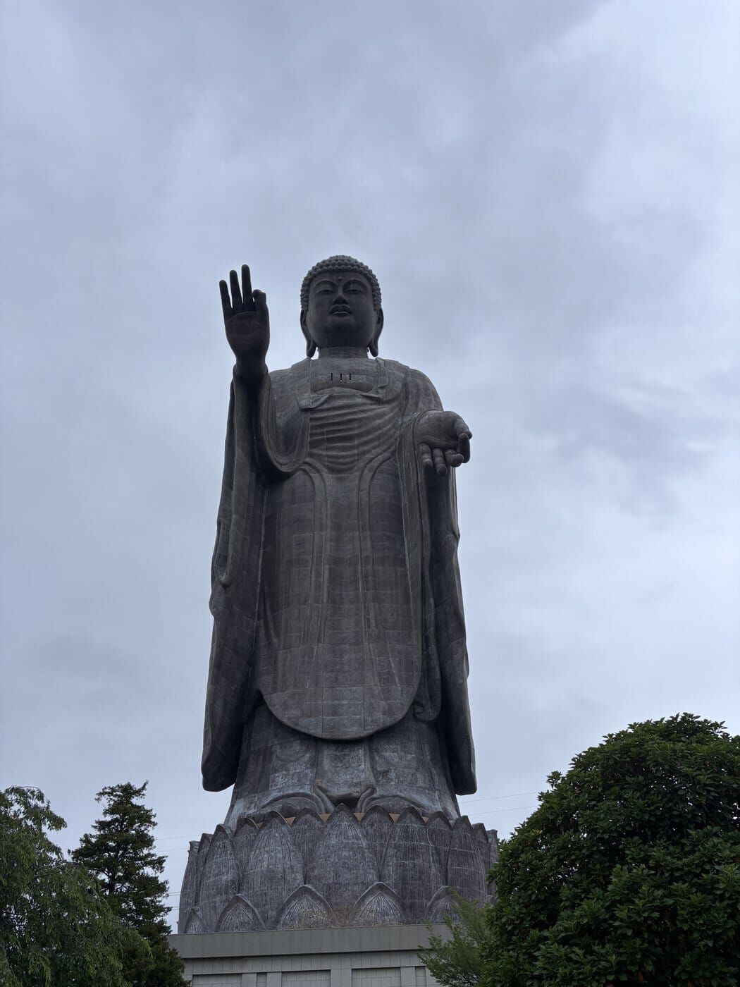 真下から見上げた牛久大仏