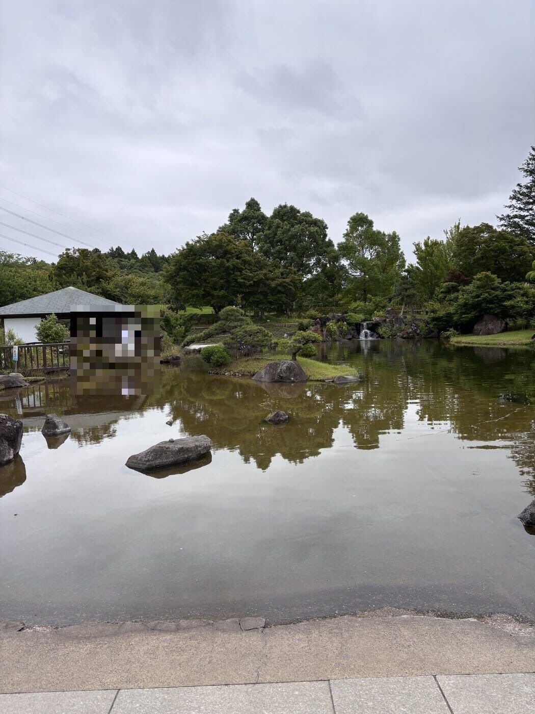 本願荘厳の庭の池。東屋と滝もある